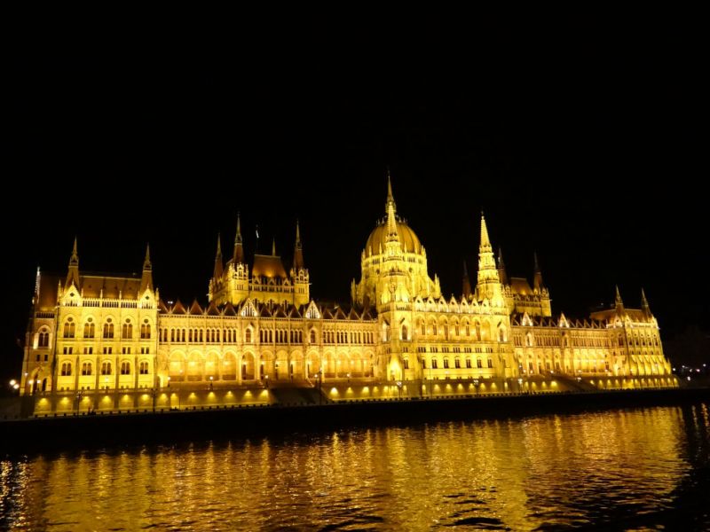 Parlament bei Nacht in Budapest